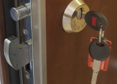 Как заменить дверной замок