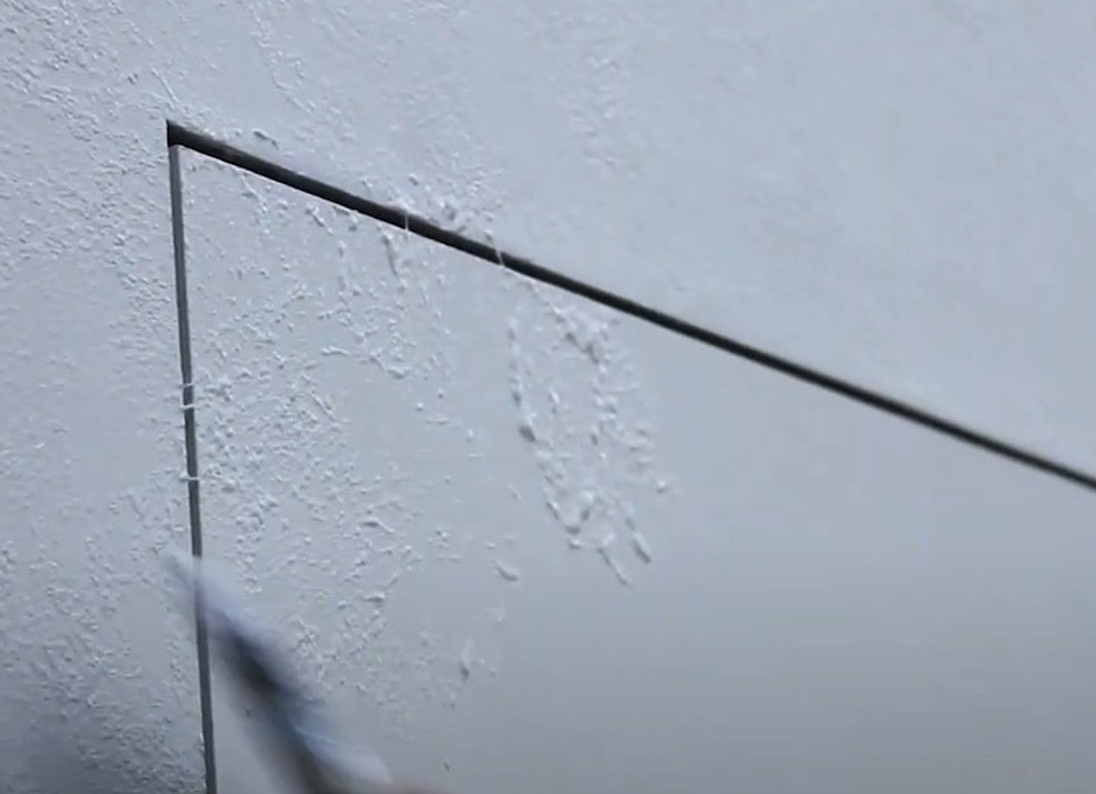 В чём плюсы и минусы дверей скрытого монтажа и как их установить